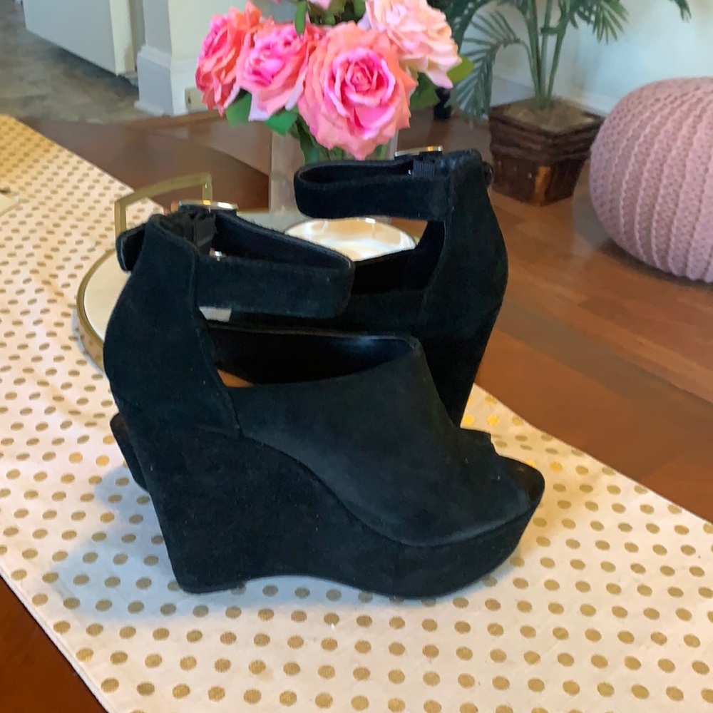 Steve Madden size 10 black sued wedged heel